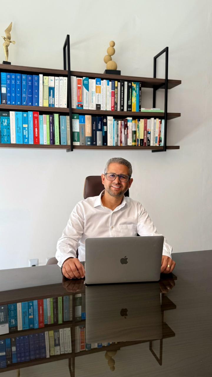 Dr. Marcos Silva em um momento de trabalho no escritório