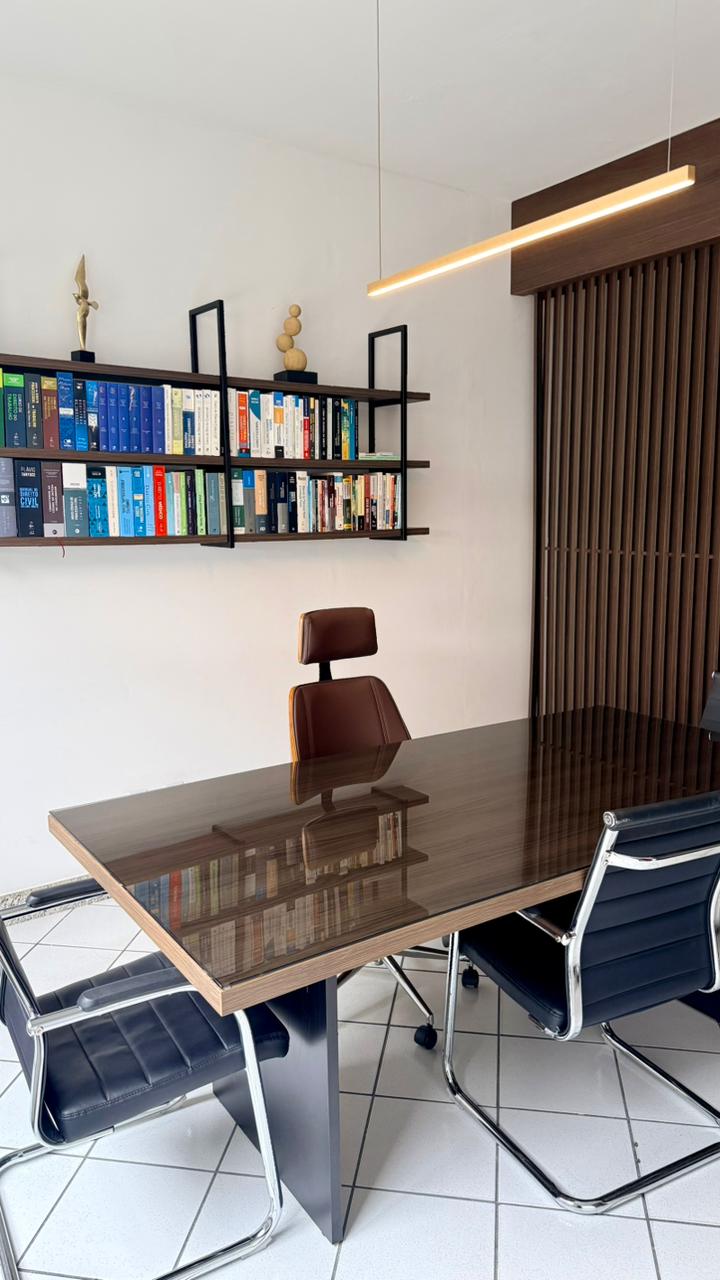 Sala de reuniões com biblioteca jurídica