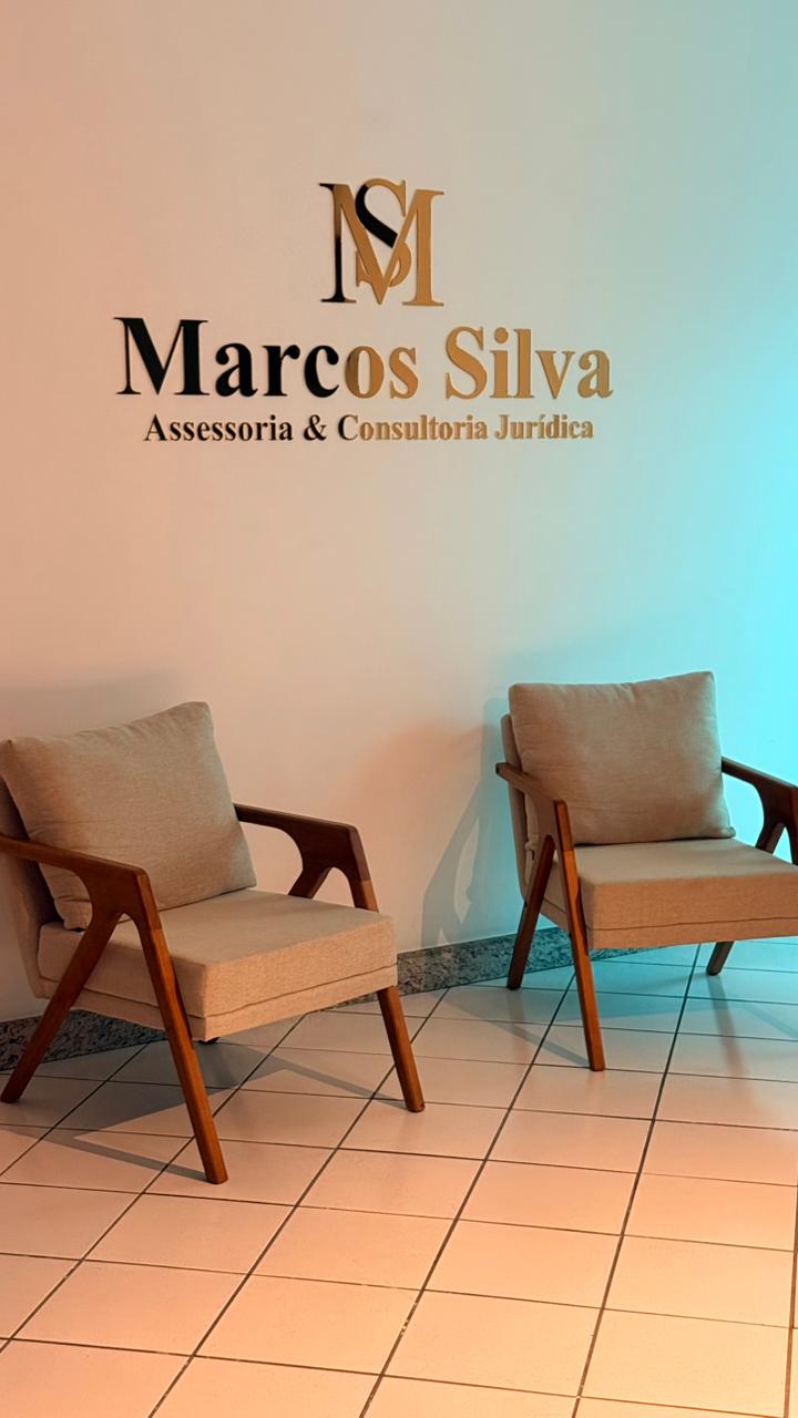 Área de espera com a identidade visual do escritório